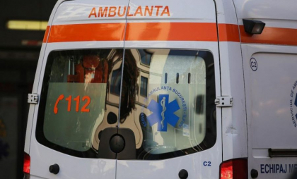 Un copil de doi ani a căzut de la etajul patru al unui bloc de locuit din capitală. Care este starea acestuia