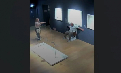 Un turist a distrus o operă de artă la Verona după ce s-a așezat pe ea pentru un selfie. Bărbatul încă nu a fost prins - VIDEO Un turist a distrus o operă de artă la Verona după ce s-a așezat pe ea pentru un selfie. Bărbatul încă nu a fost prins - VIDEO