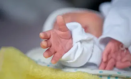 A chemat ambulanța, însă a născut acasă. O tânără din Telenești a adus pe lume o fetiță sănătoasă, fără să ajungă la maternitate 
