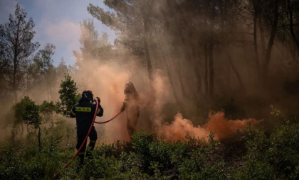 Un incendiu de vegetație face ravagii la periferia Atenei. Autoritățile au emis ordine de evacuare - VIDEO Un incendiu de vegetație face ravagii la periferia Atenei. Autoritățile au emis ordine de evacuare - VIDEO