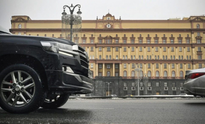 DW: O româncă a fost bătută în Rusia, la Vladivostok. Este angajată a reprezentanței Uniunii Europene în Rusia. Diplomații europeni suspectează că bărbații care au lovit-o sunt ofițeri FSB