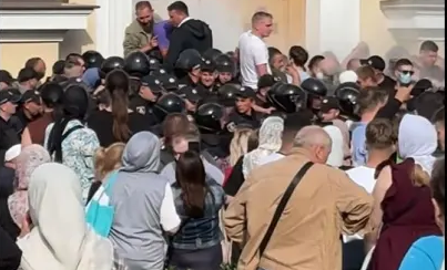 Bătaie la Catedrala Mitropolitană din Cernăuți. Mai multe persoane, inclusiv preoți, au fost rănite - VIDEO