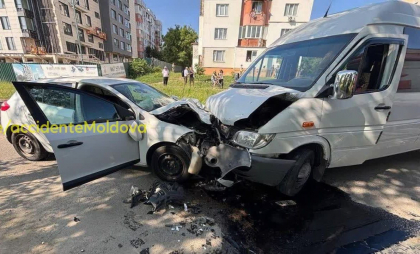 Doi copii - transportați la spital, după ce automobilul în care se aflau s-a lovit violent de o altă mașină, în capitală - FOTO