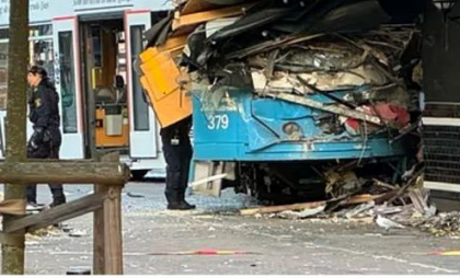 Un tramvai a intrat într-o pizzerie din Suedia. Cel puțin șapte persoane au fost rănite
