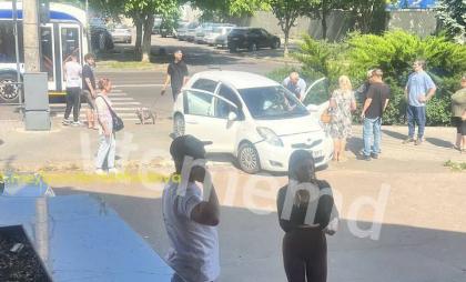 Un copil a fost transortat la spital, după ce a fost lovit de o mașină, care a intrat pe trotuar - FOTO