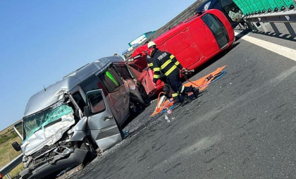 Accident grav pe autostrada din România. Două persoane au fost rănite, se intervine cu un elicopter SMURD - FOTO