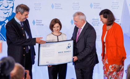 Maia Sandu a primit Premiul Franz Josef Strauss, oferit de Fundația Hanns Seidel, la Bavaria. Ce va face șefa statului cu cei 10 mii de euro care însoțesc premiul - FOTO Maia Sandu a primit Premiul Franz Josef Strauss, oferit de Fundația Hanns Seidel, la Bavaria. Ce va face șefa statului cu cei 10 mii de euro care însoțesc premiul - FOTO