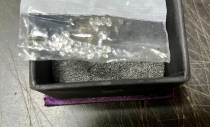 30 de diamante - găsite într-un colet parvenit din India la Chișinău: Nu au fost declarate autorității vamale - FOTO