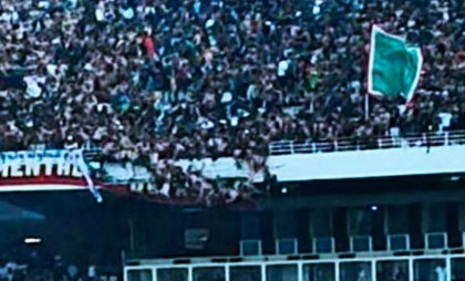 Momentul în care o balustradă cu suporteri se prăbușește pe un stadion din Algeria. Trei morţi şi peste 80 de răniţi - VIDEO Momentul în care o balustradă cu suporteri se prăbușește pe un stadion din Algeria. Trei morţi şi peste 80 de răniţi - VIDEO