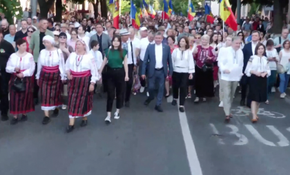 35 de ani de SUVERANITATE: Zeci de oameni în frunte cu Maia Sandu, Igor Grosu, Dorin Recean și alți oficiali și oameni de cultură participă la Marșul Suveranității - VIDEO