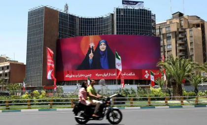 „Acesta este Zidul nostru al Berlinului”. Fiul fostului şah susține, din exil, că ayatollahul Ali Khamenei și membrii puterii se pregătesc să fugă din țară