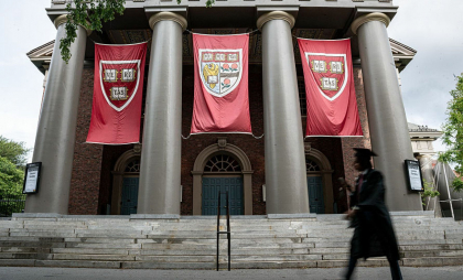 Un judecător american blochează planul lui Donald Trump de a închide porţile Harvard pentru studenţii internaţionali