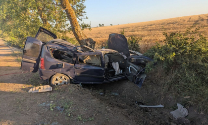 Accident tragic la Cahul. Două persoane au murit pe loc, după ce mașina în care se aflau s-a izbit într-un copac Accident tragic la Cahul. Două persoane au murit pe loc, după ce mașina în care se aflau s-a izbit într-un copac