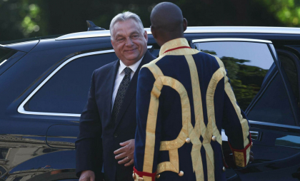 Cum bagă Viktor Orban bățul prin gard: „Îi cere Macron mâna lui Putin? Alo, Paris? Aici e Moscova!”