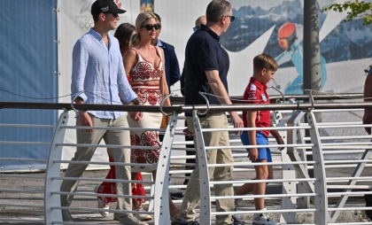 La Veneţia au început să sosească invitații VIP la nunta lui Jeff Bezos. Ivanka Trump a venit cu soțul și copiii
La Veneţia au început să sosească invitații VIP la nunta lui Jeff Bezos. Ivanka Trump a venit cu soțul și copiii