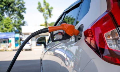 Benzina se ieftinește, iar motorina se scumpește. Noile prețuri stabilite de ANRE pentru carburanți - FOTO Benzina se ieftinește, iar motorina se scumpește. Noile prețuri stabilite de ANRE pentru carburanți - FOTO