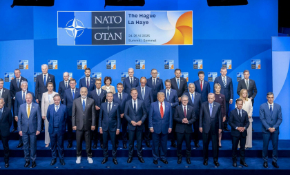 Reuters: Linguşirea lui Trump la NATO câştigă timp, dar evită întrebările dificile. Europa îl calmează cu promisiuni