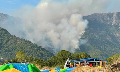 Incendiile de vegetaţie din Grecia: O femeie, acuzată de incendiere neintenţionată după ce o ţigară aruncată neglijent ar fi dus la un incendiu în Chios Incendiile de vegetaţie din Grecia: O femeie, acuzată de incendiere neintenţionată după ce o ţigară aruncată neglijent ar fi dus la un incendiu în Chios
