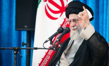 După zile de absență, Khamenei a ieșit pentru a spune că Iranul „a dat o palmă Americii” și pentru a-i transmite un mesaj lui Trump
După zile de absență, Khamenei a ieșit pentru a spune că Iranul „a dat o palmă Americii” și pentru a-i transmite un mesaj lui Trump