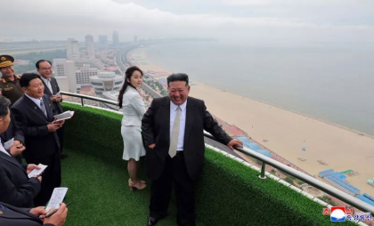 Kim Jong-Un, apariție inedită alături de fiica sa, la inaugurarea uneia din „cele mai mari realizări” a Coreei de Nord - FOTO Kim Jong-Un, apariție inedită alături de fiica sa, la inaugurarea uneia din „cele mai mari realizări” a Coreei de Nord - FOTO