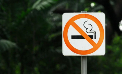 Fumatul pe plajă, în parc sau în staţii de autobuz e interzis în Franţa începând de duminică