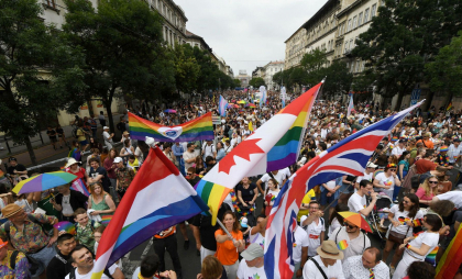 Marșul Pride din Budapesta are loc în ciuda interdicției lui Orban. Un număr record de participanți așteptați la eveniment Marșul Pride din Budapesta are loc în ciuda interdicției lui Orban. Un număr record de participanți așteptați la eveniment