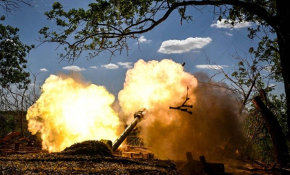 Adăposturile îngropate nu mai ajută pe frontul din Ucraina. Două obuziere rusești D-30, distruse deși erau camuflate sub pămân