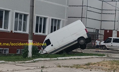 Accident neobișnuit în capitală: Un șofer a ajuns cu mașina direct la intrarea tehnică a unui liceu, după ce a doborât o barieră metalică - VIDEO