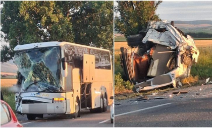 Un autocar cu 60 de ucraineni, implicat într-un accident cu un microbuz în Bacău. Doi oameni au murit și alți șase au fost răniți - FOTO/ VIDEO
 Un autocar cu 60 de ucraineni, implicat într-un accident cu un microbuz în Bacău. Doi oameni au murit și alți șase au fost răniți - FOTO/ VIDEO