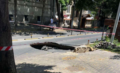 Atenție, șoferi. Un crater uriaș s-a format pe o stradă din capitală, după ce asfaltul s-a surpat. Ce spune primăria - FOTO
