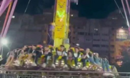 Momentul în care o bucată dintr-o tiribombă în care se aflau zeci de tineri cade, într-un parc de distracții din Bacău - VIDEO