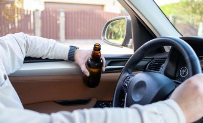 Băut criță la volan, a încercat să propună polițiștilor mită ca să-l scape de pedeapsă. Un șofer, condamnat la 1 an de închisoare 