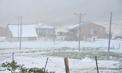 Turcia, împărțită între incendii de vegetaţie și ninsori. „E prima dacă când văd zăpadă în iulie”- FOTO Turcia, împărțită între incendii de vegetaţie și ninsori. „E prima dacă când văd zăpadă în iulie”- FOTO