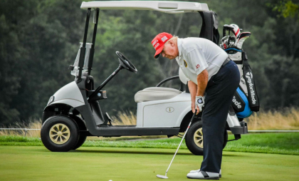 Un avion civil a ajuns deasupra terenului de golf al lui Trump. Ce a urmat