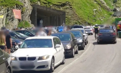 Traficul pe Transfăgărăşan, blocat de maşinile parcate pe marginea drumului
Traficul pe Transfăgărăşan, blocat de maşinile parcate pe marginea drumului