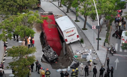 Un camion și un autobuz au fost înghițiți de o groapă uriașă apărută în asfalt, în Mexic - FOTO/VIDEO Un camion și un autobuz au fost înghițiți de o groapă uriașă apărută în asfalt, în Mexic - FOTO/VIDEO
