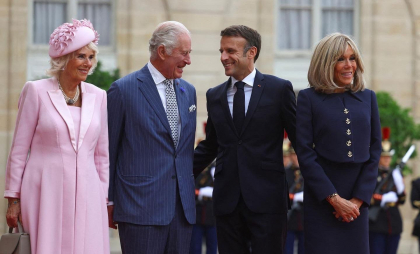 Emmanuel Macron, în Marea Britanie. E prima vizită de stat a liderului unei ţări din UE, de la Brexit. Macron şi soţia sa Brigitte vor fi întâmpinaţi de către rege şi regină