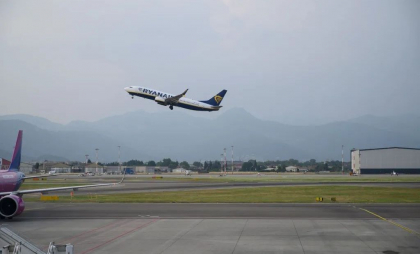 Incident șocant în Italia: Bărbat aspirat de motorul unui avion pe aeroportul din Bergamo
