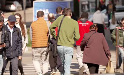 Populaţia Uniunii Europene a atins un nivel record de peste 450 de milioane de persoane graţie migraţiei, contracarând declinul natural al populaţiei pentru al patrulea an consecutiv
Populaţia Uniunii Europene a atins un nivel record de peste 450 de milioane de persoane graţie migraţiei, contracarând declinul natural al populaţiei pentru al patrulea an consecutiv