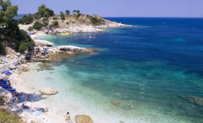 O femeie s-a înecat luată de valuri de pe o plajă din Corfu, chiar sub ochii fiului și soțului ei
