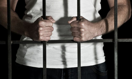 Doi tineri, condamnați la închisoare pentru escrocherii bancare în serie: Telefonau persoane, prezentându-se drept reprezentanți ai unor bănci comerciale. Ce făceau după
