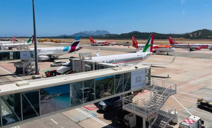 Avioane anulate către Sardinia, spațiul aerian al insulei a fost închis: vacanțe incendiate pentru turiștii ghinioniști