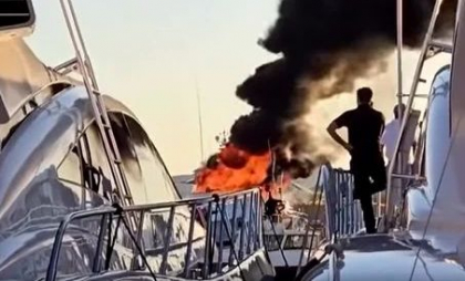 Un superiaht de lux a luat foc în portul Saint-Tropez, pe Coasta de Azur - VIDEO