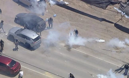 Încleștări între agenți federali și manifestanți la o fermă din California Încleștări între agenți federali și manifestanți la o fermă din California