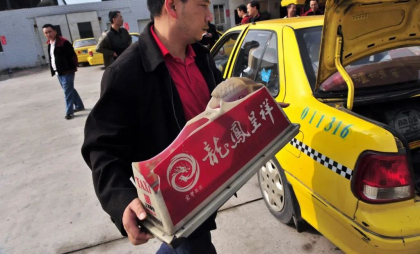 Soluție găsită în China la criza bugetară: Funcționarii primesc aprobarea să își ia un al doilea loc de muncă la privat
Soluție găsită în China la criza bugetară: Funcționarii primesc aprobarea să își ia un al doilea loc de muncă la privat
