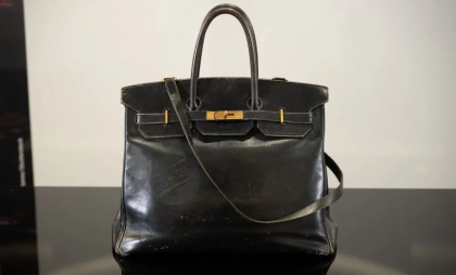 Cea mai scumpă geantă vândută vreodată la licitație. Cu cât a fost adjudecată prima poșetă Birkin creată de casa de modă Hermes

