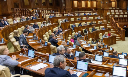 Promo-LEX critică Parlamentul: 79 de proiecte adoptate în grabă, cu abateri de la regulile procedurale