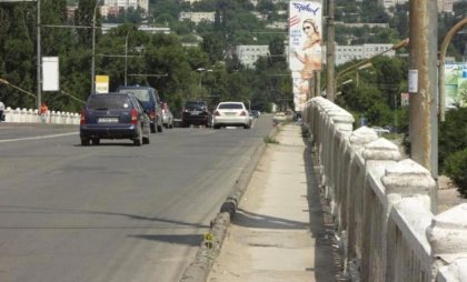 Reacția primăriei capitalei, după ce o placă de beton a căzut de pe podul situat pe strada Ismail, chiar în fața unui automobil: „Proiectul se află la expertizare”