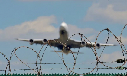 SUA au deportat cu avionul imigranţi în Africa de Sud: „Acest zbor a luat barbarii pe care nici propriile țări nu i-au vrut”
SUA au deportat cu avionul imigranţi în Africa de Sud: „Acest zbor a luat barbarii pe care nici propriile țări nu i-au vrut”
