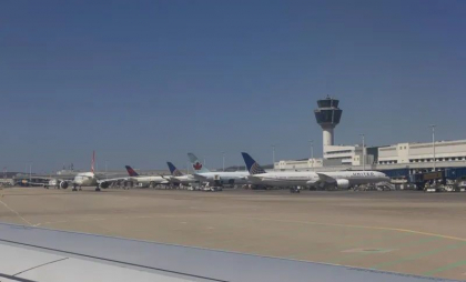 Traficul aerian din București, afectat de codul roșu de vijelii. Mai multe curse, redirecționate către Varna, Constanța și Craiova Traficul aerian din București, afectat de codul roșu de vijelii. Mai multe curse, redirecționate către Varna, Constanța și Craiova